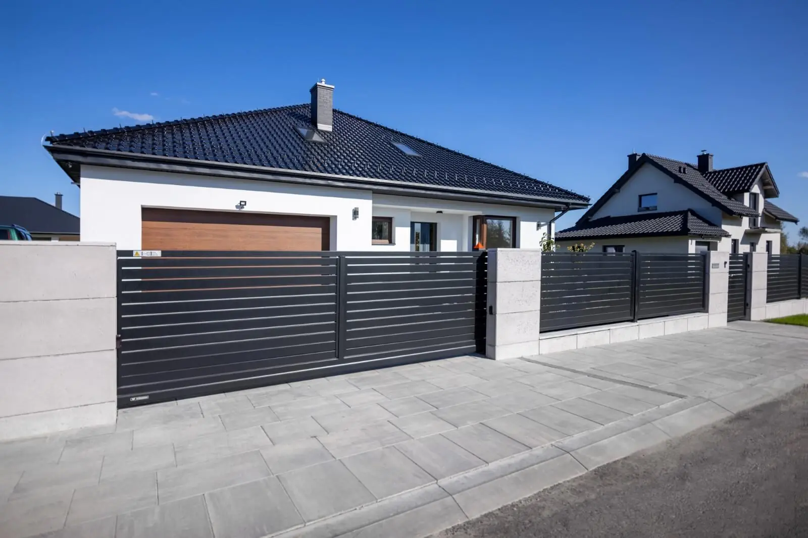Vern foran et hvitt hus