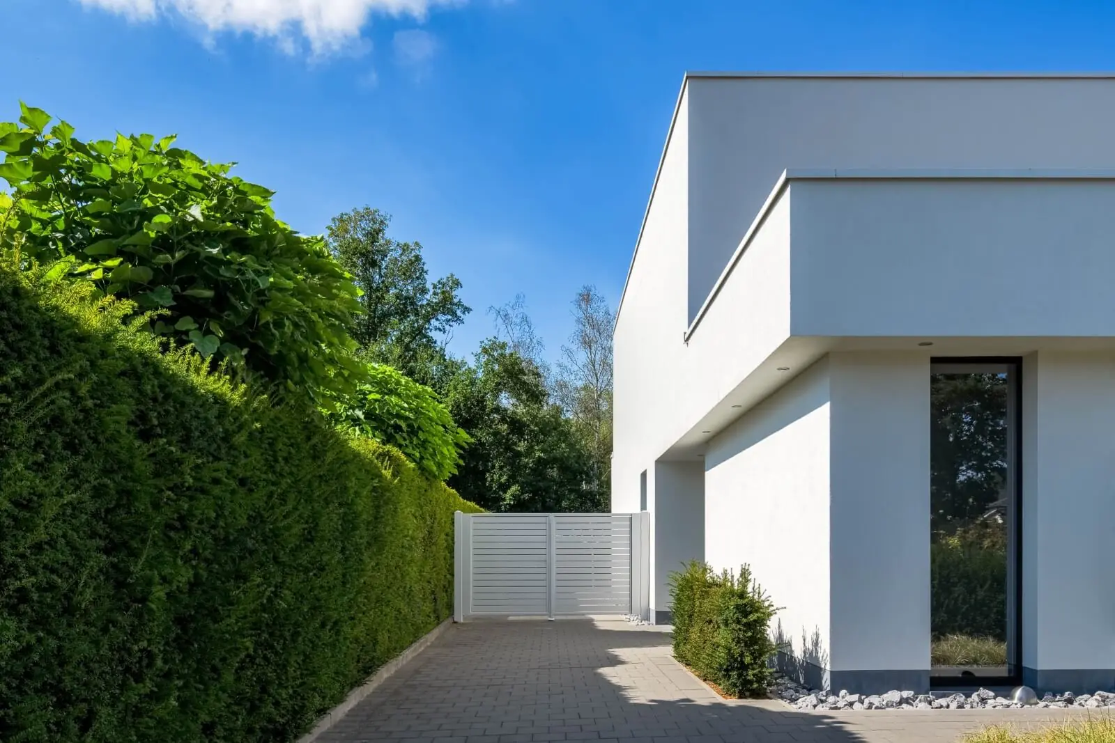 Vern ved et moderne hus